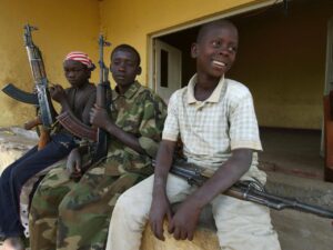 Derrière certaines violences urbaines en Europe, se cachent parfois les cicatrices invisibles de jeunes ayant vécu la guerre dès l’enfance.