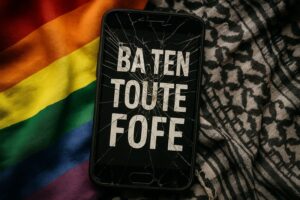 Insulte avec fautes d’orthographe affichée sur un smartphone, en fond les symboles mêlés du militantisme LGBT et pro-palestinien. Illustration du chaos verbal de certains extrêmes.