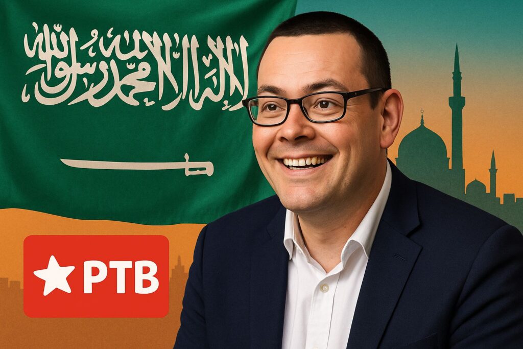 Raoul Hedebouw souriant, devant un drapeau islamiste