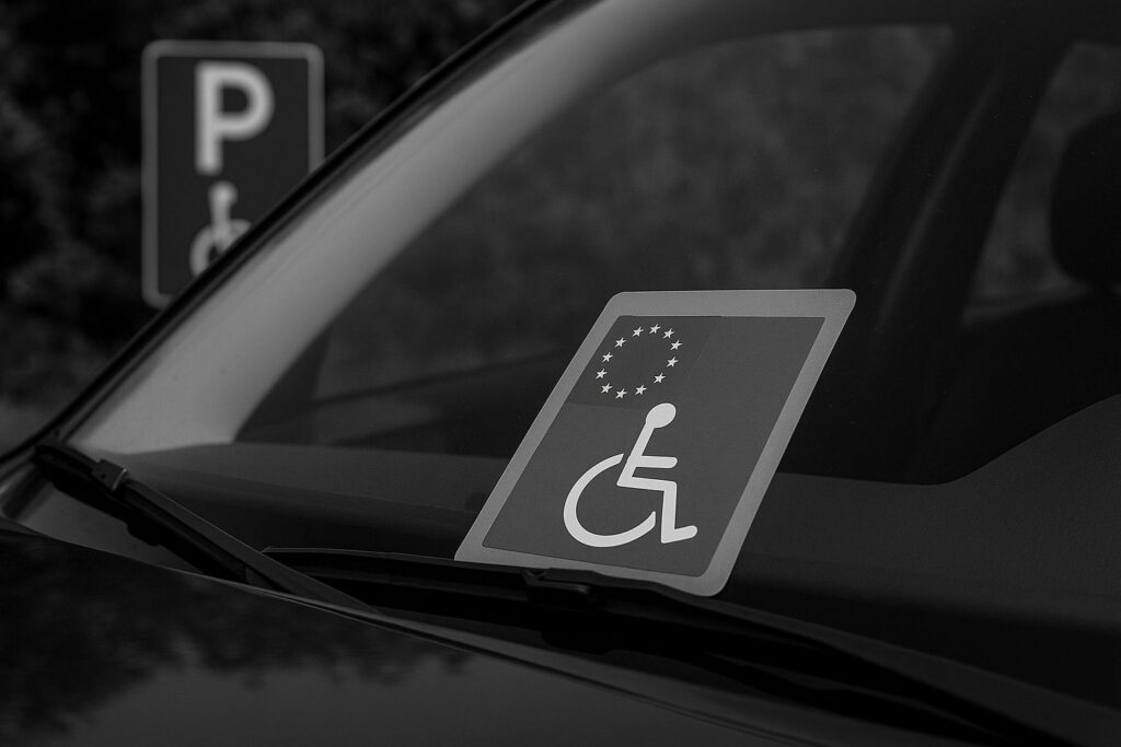 L’affaire de la carte PMR sur la voiture de Georges-Louis Bouchez
